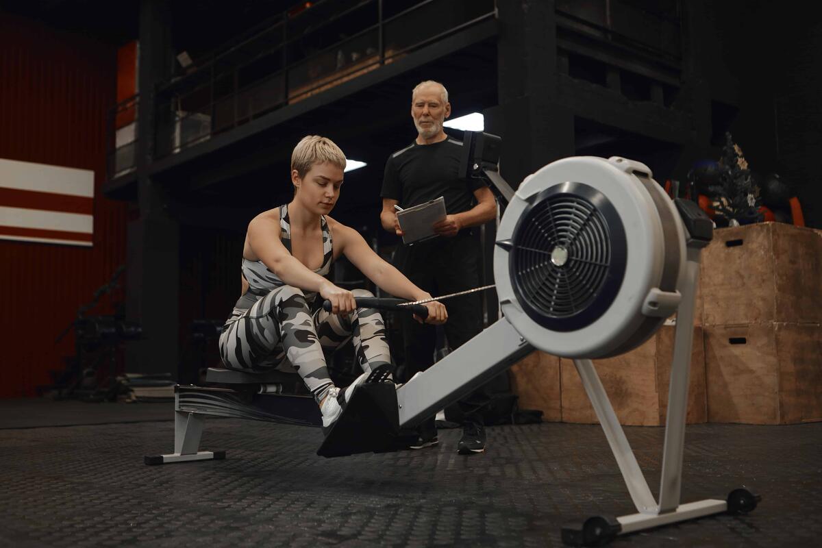 ragazza si allena con il personal trainer 