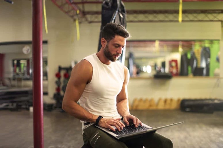 personal trainer con computer