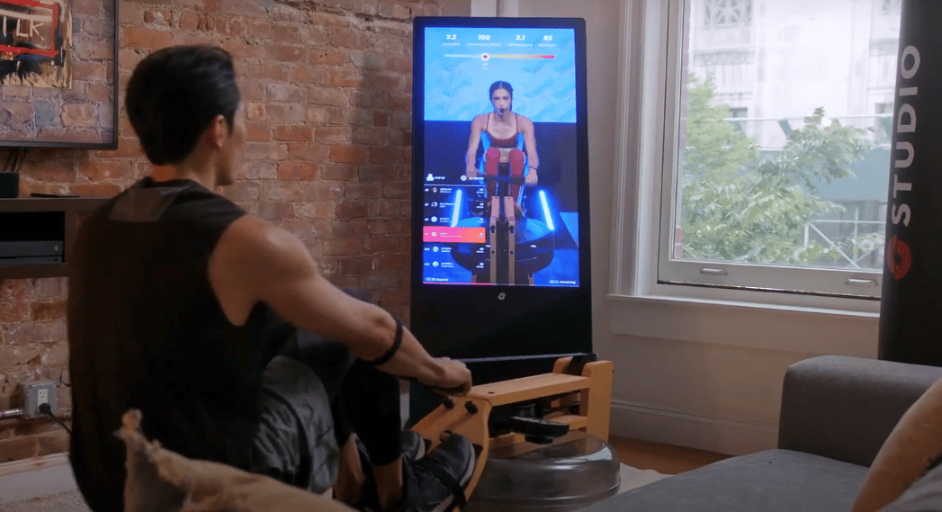 atleta utilizza il vogatore con Studio Smart Hub