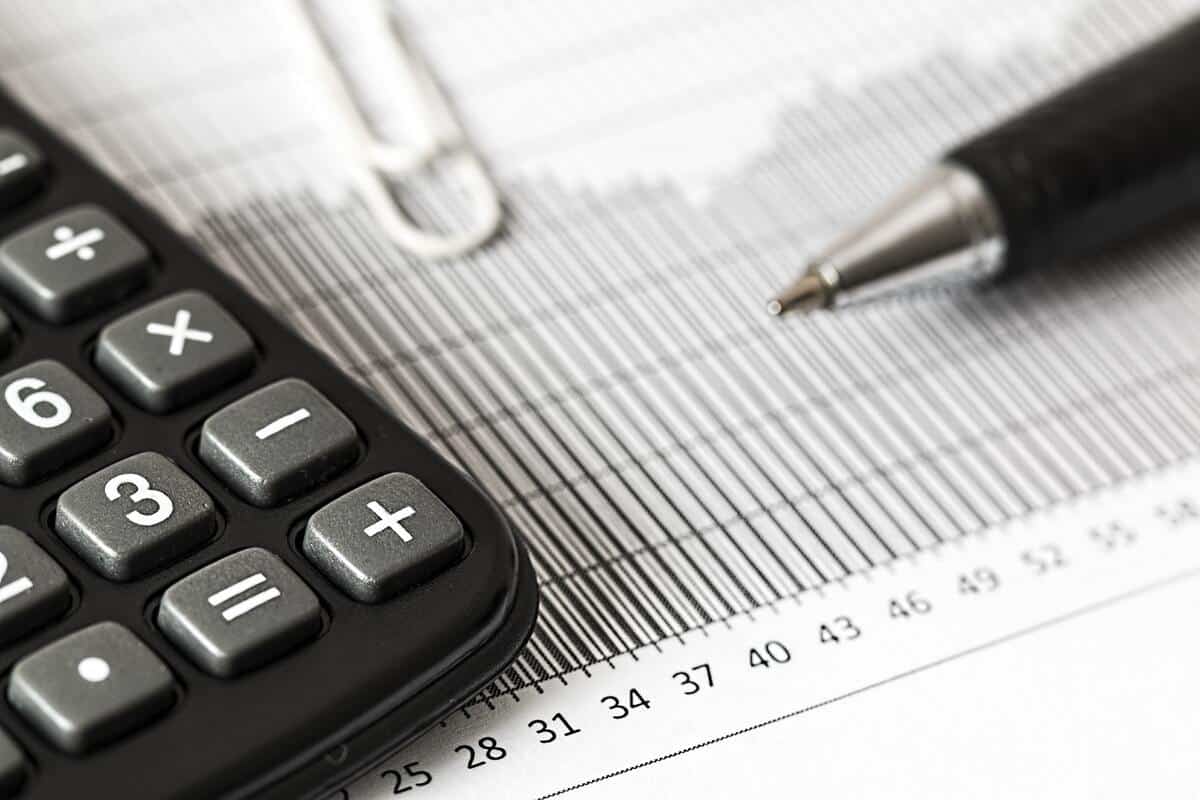 Calcolatrice e penna per calcolare costi in un business plan