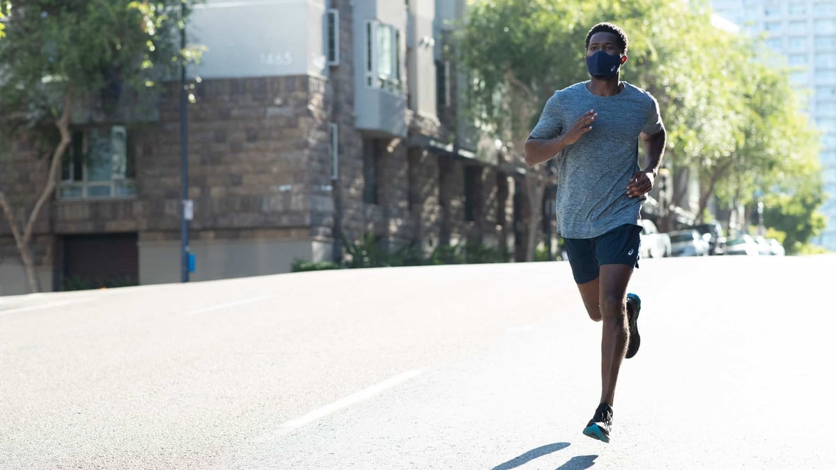 ragazzo mask corre revoo