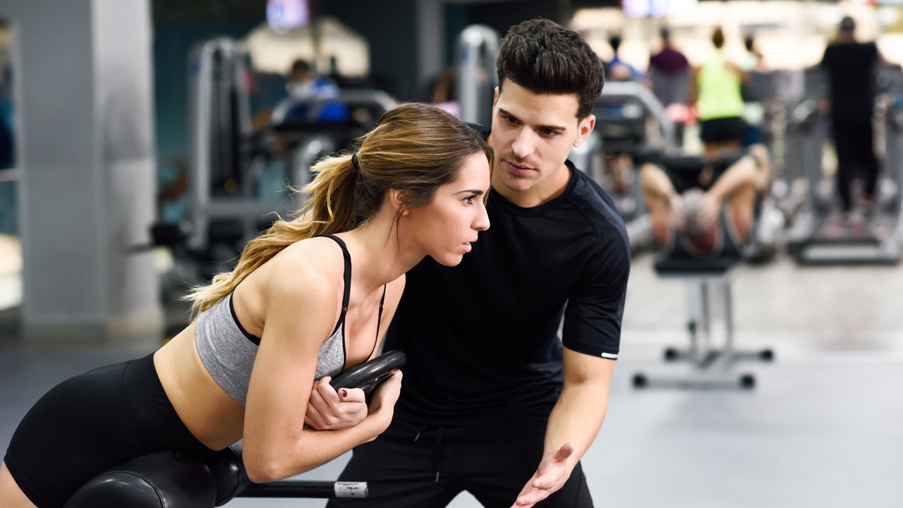 Personal Trainer che allena atleta donna
